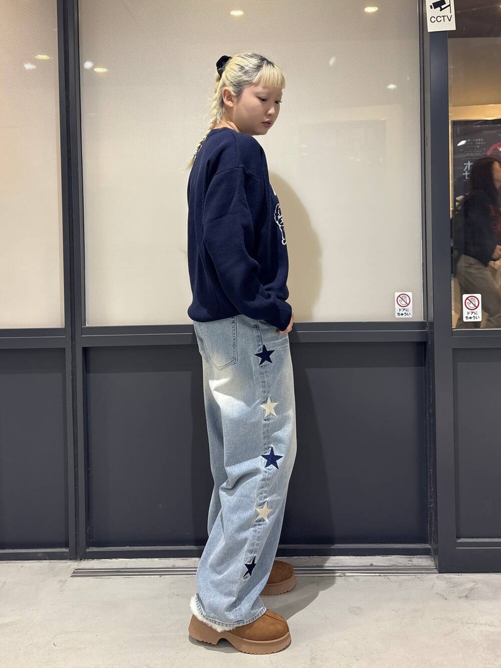 ブルー系のデニムパンツ、ブルー系のニット/セーターを着用したレディースの秋コーディネートの3枚目の写真