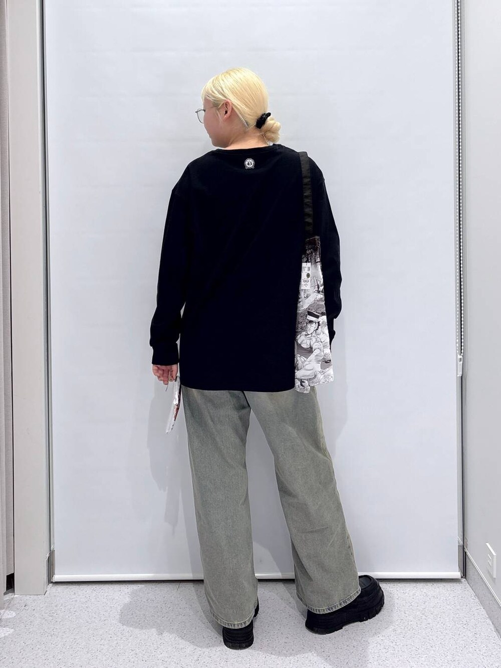 「高身長、個性派、ユニセックス」｜「FOREVER 21の【ヤングジャンプ45周年】ゴールデンカムイエコバッグ コミック型のポーチ付き（エコバッグ/サブバッグ、その他）」を使った、SEINAさん（レディース・168cm）の冬コーディネートの3枚目の写真