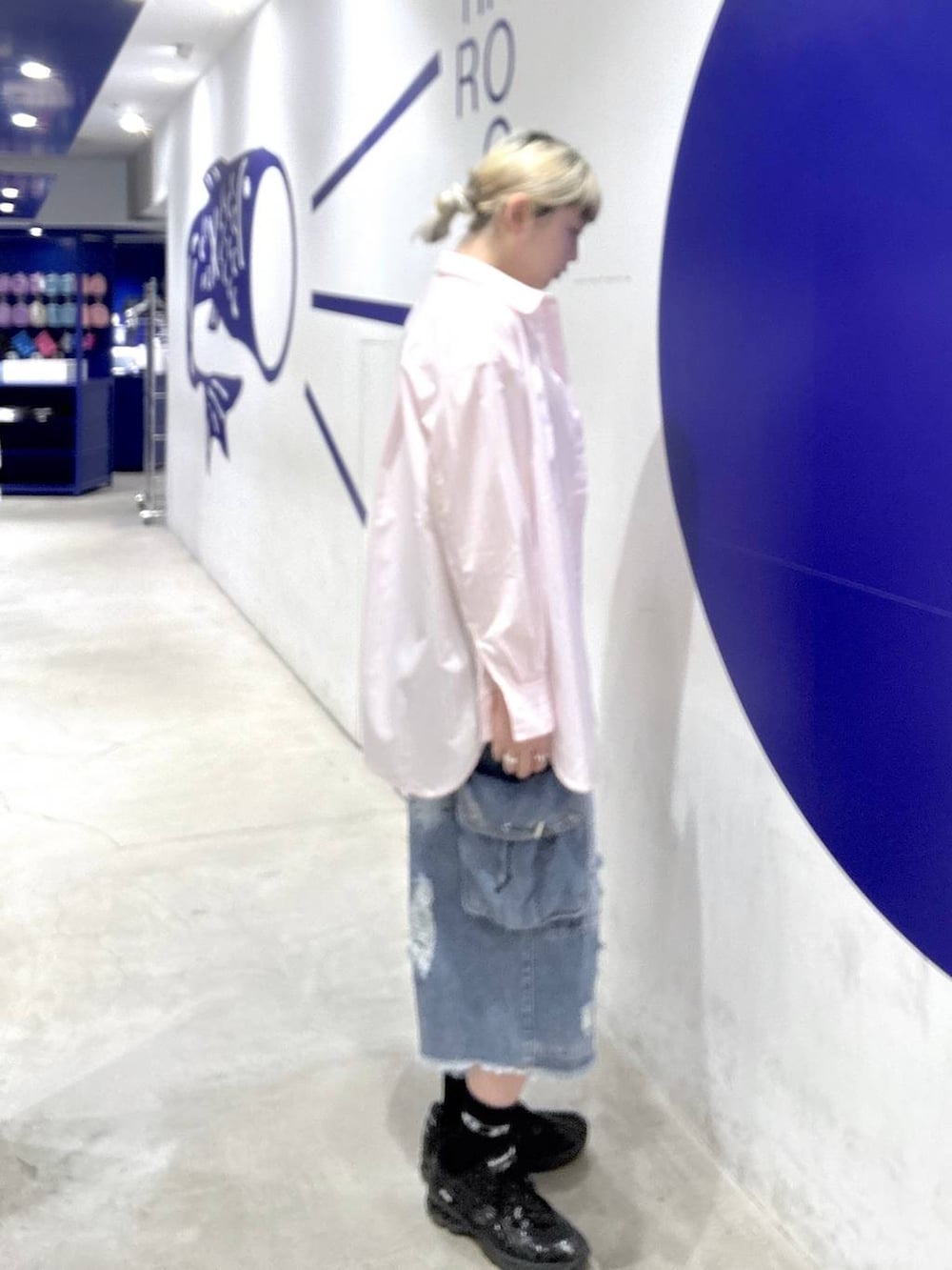 ピンク系のシャツ/ブラウス、ブルー系のデニムパンツを着用したレディースの春コーディネートの2枚目の写真