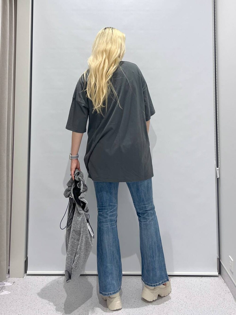 「個性派、高身長、ユニセックス、夏コーデ、Tシャツ、デニムパンツ、カジュアル、カジュアルコーデ、楽ちんコーデ、おでかけ、サンダル、スポーツミックス、FOREVER 21」｜「FOREVER 21のギャザーショルダーバッグ（ショルダーバッグ、シルバー系）」を使った、SEINAさん（レディース・168cm）の春コーディネートの4枚目の写真