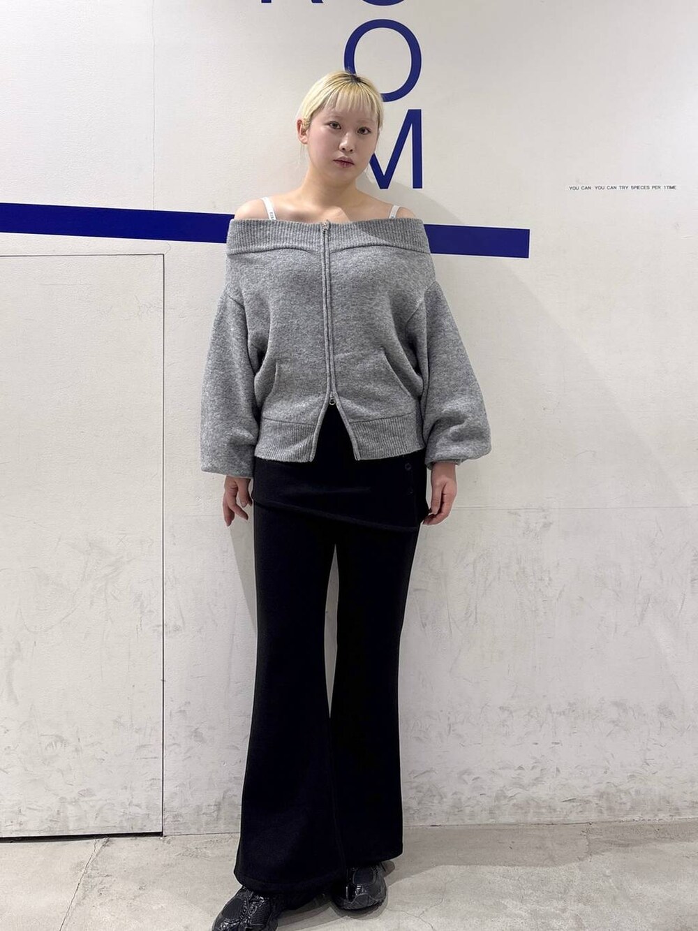 グレー系のTシャツ/カットソーを着用したレディースの冬コーディネートの4枚目の写真