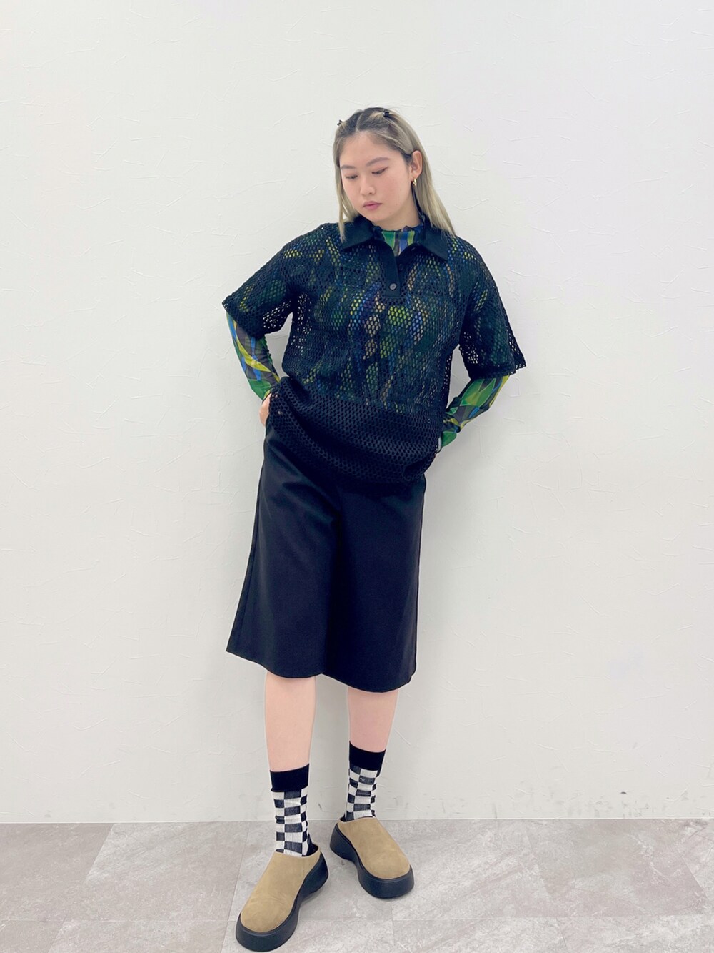 「パンツコーデ、ハーフパンツ、メッシュ、メッシュトップス、シアートップス、モード、モードストリート」｜「FOREVER 21の厚底サボサンダル（サンダル、ゴールド系）」を使った、SEINAさん（レディース・168cm）の夏コーディネートの2枚目の写真