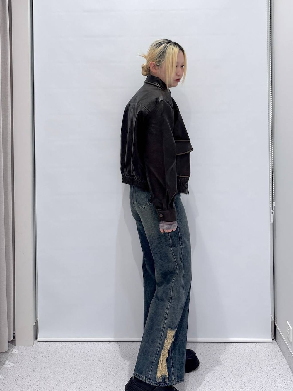 「高身長、個性派、ユニセックス、レザー、ジャケット、ブルゾン、デニムパンツ、プチプラ、FOREVER 21、春コーデ」｜「FOREVER 21の【2025SS】オーバーダイサイドダメージデニムパンツ（デニムパンツ、ブルー系）」を使った、SEINAさん（レディース・168cm）の冬コーディネートの2枚目の写真