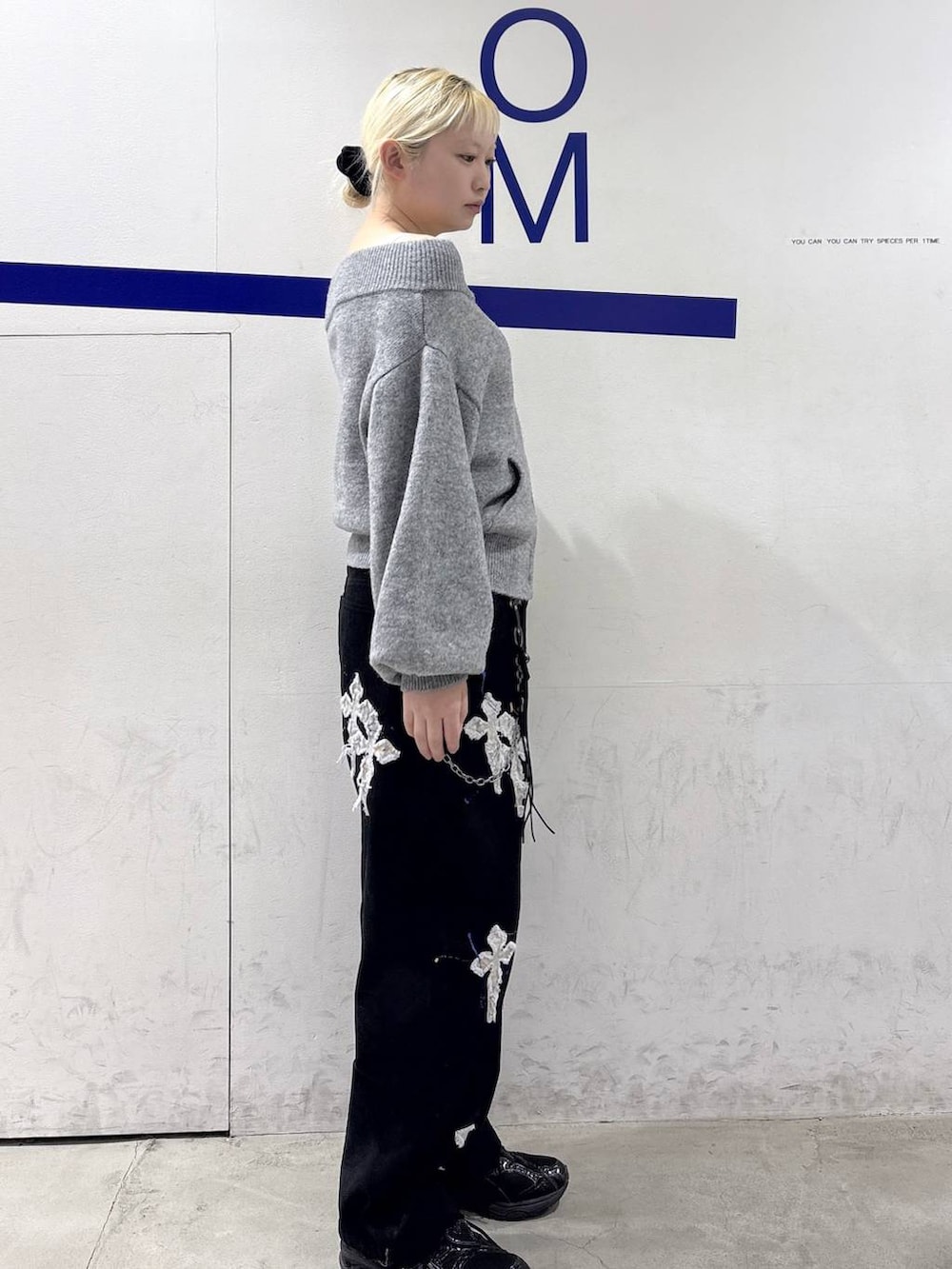 グレー系のTシャツ/カットソーを着用したレディースの冬コーディネートの3枚目の写真