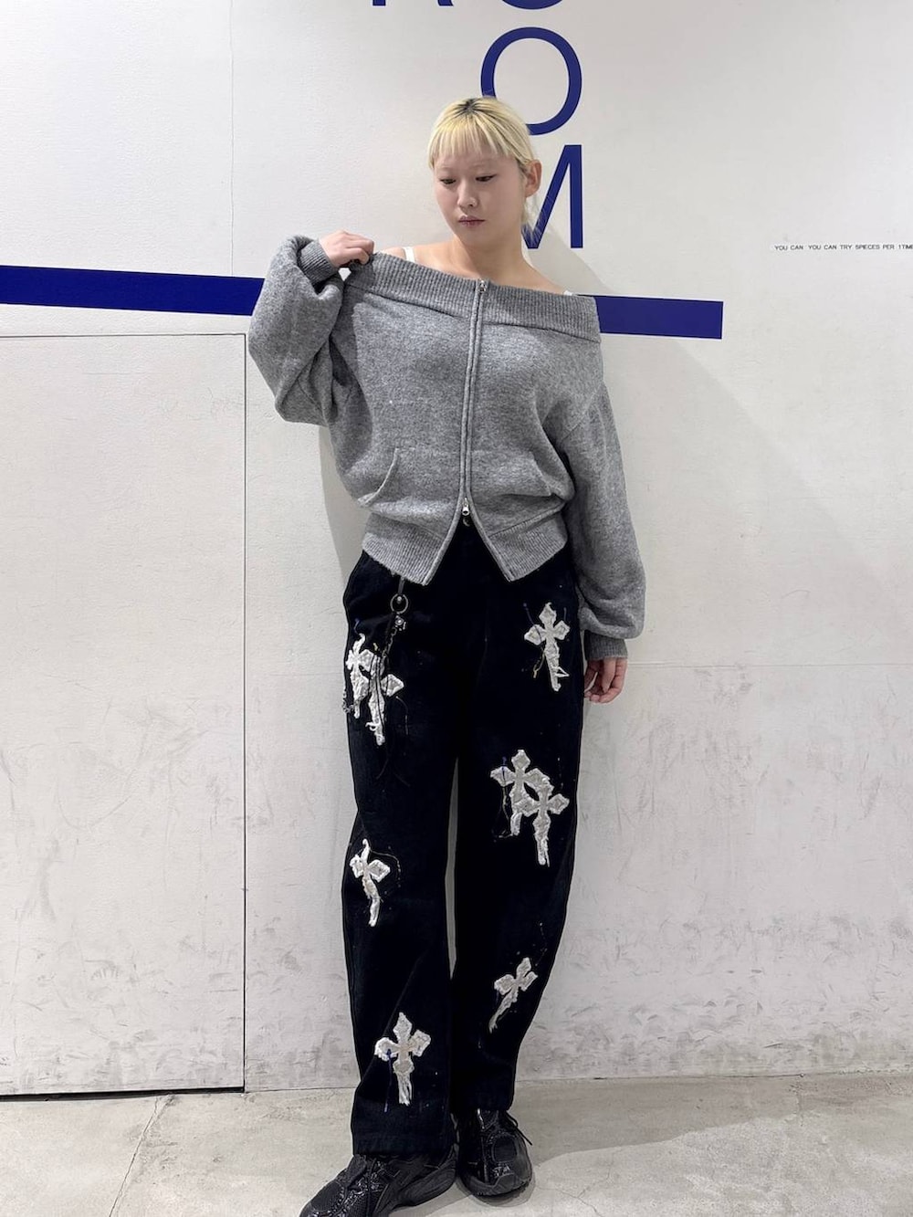 グレー系のTシャツ/カットソーを着用したレディースの冬コーディネートの2枚目の写真