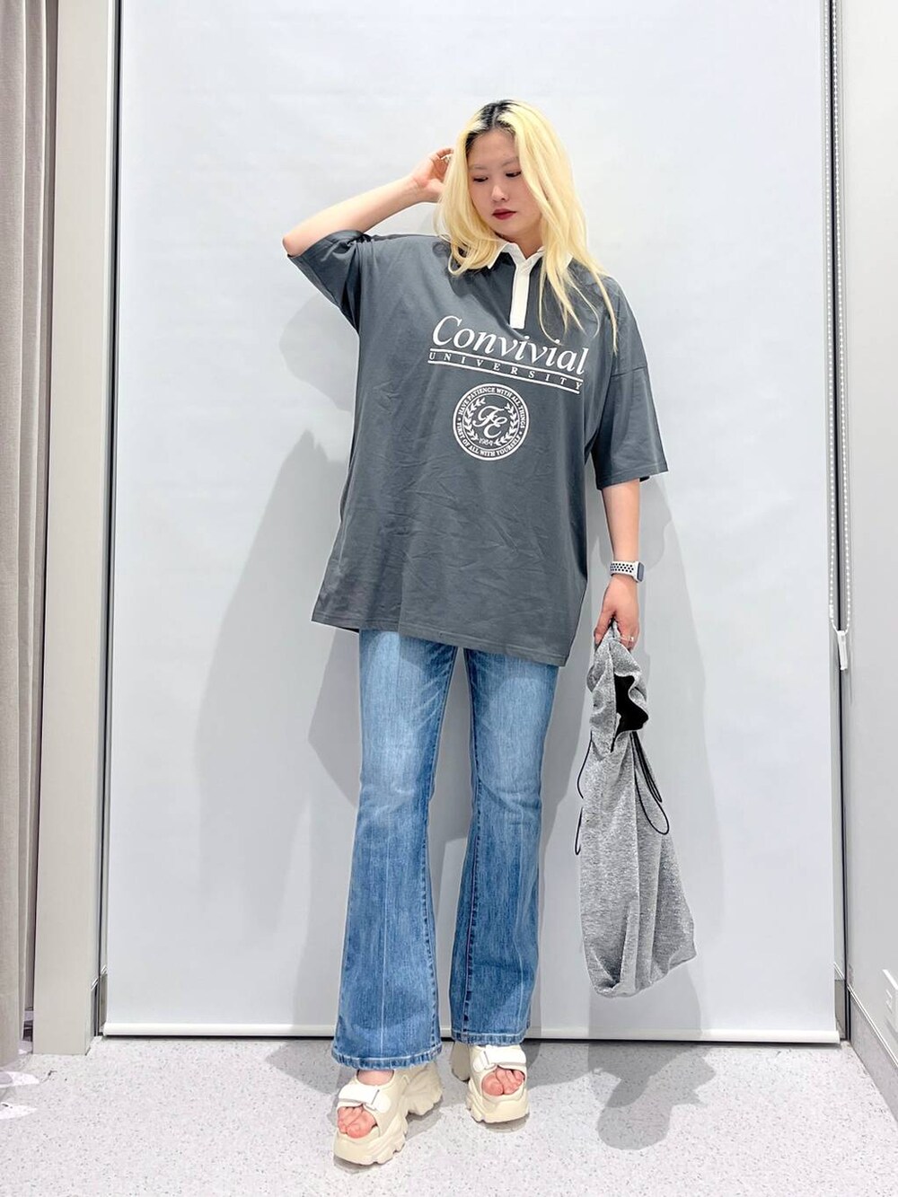 「個性派、高身長、ユニセックス、夏コーデ、Tシャツ、デニムパンツ、カジュアル、カジュアルコーデ、楽ちんコーデ、おでかけ、サンダル、スポーツミックス、FOREVER 21」｜「FOREVER 21のギャザーショルダーバッグ（ショルダーバッグ、シルバー系）」を使った、SEINAさん（レディース・168cm）の春コーディネートの2枚目の写真