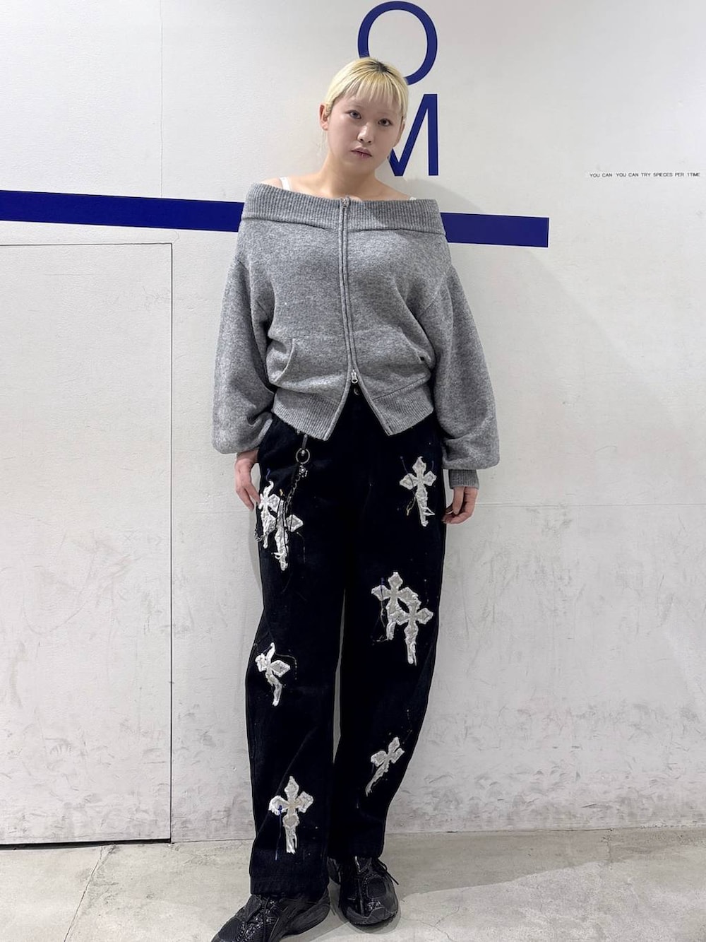 グレー系のTシャツ/カットソーを着用したレディースの冬コーディネートの5枚目の写真