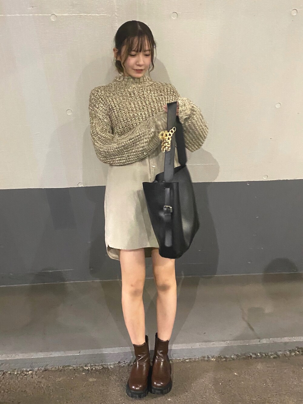 ブラック系のトートバッグ、ホワイト系のワンピース、ブラウン系のブーツを着用したレディースの秋コーディネートの2枚目の写真
