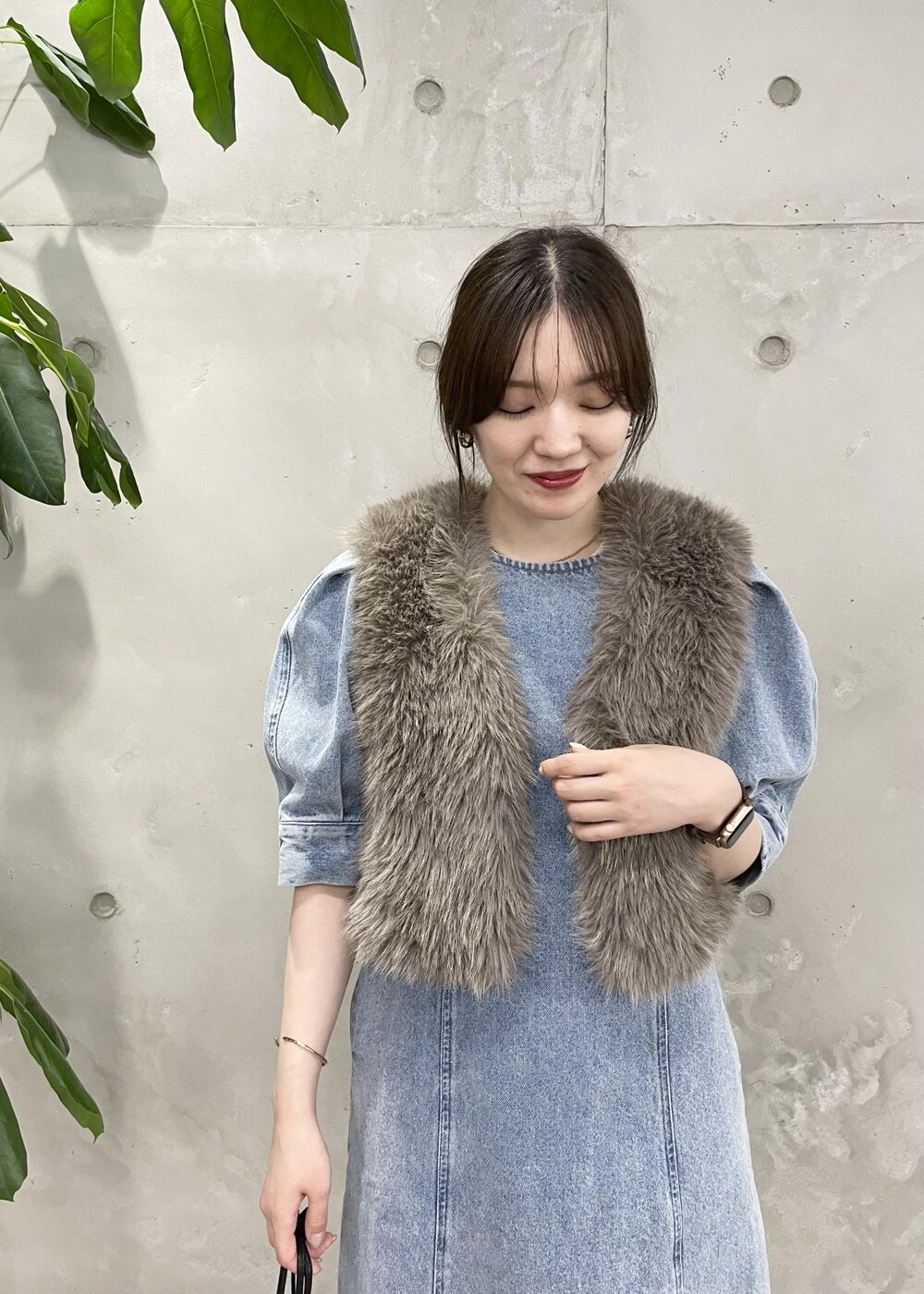 ブラウン系のブーツ、その他のハンドバッグ、ブラウン系のベストを着用したレディースの夏コーディネートの4枚目の写真