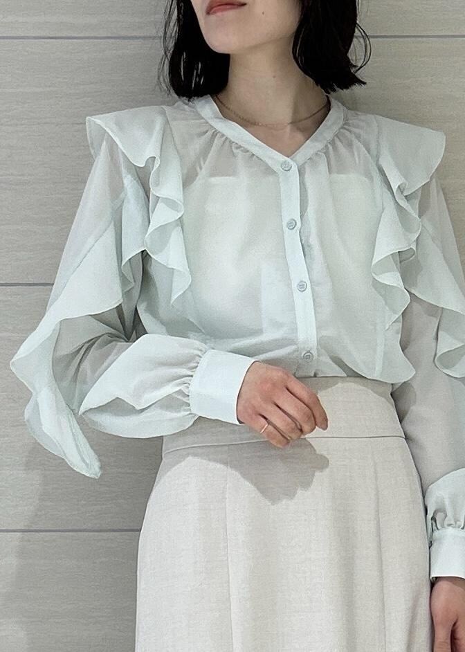 「初春コーデ、春コーデ、お仕事コーデ、デートコーデ、お出かけコーデ、旅行コーデ、女子会コーデ、スカートスタイル、フェミニンコーデ、きれいめコーデ、VIS、ストレート、ブルべ夏、混合、高身長」｜「VISの【選べる着丈】カップ付きロゴ刺繍Wストラップキャミソール【洗える】（キャミソール、ホワイト系）」を使った、masumi714さん（レディース・165cm）の春コーディネートの6枚目の写真