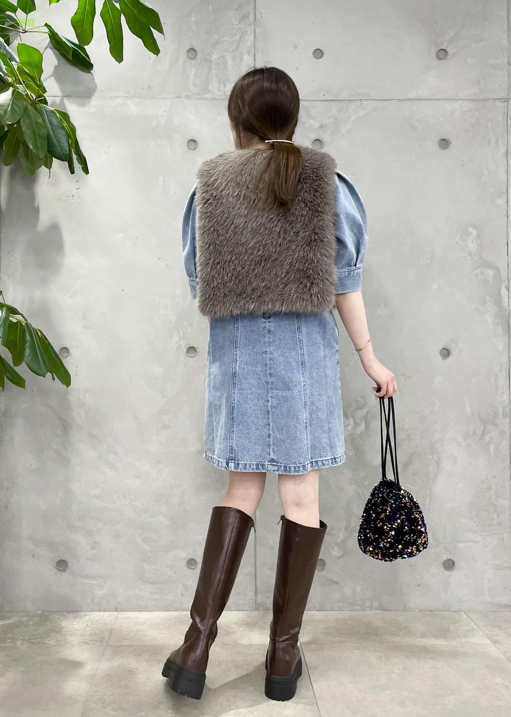 ブラウン系のブーツ、その他のハンドバッグ、ブラウン系のベストを着用したレディースの夏コーディネートの3枚目の写真