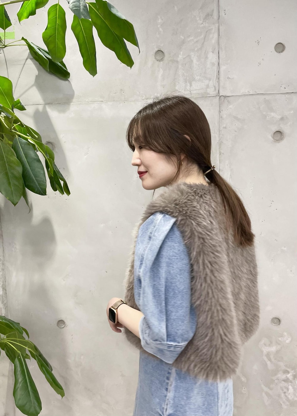 ブラウン系のブーツ、その他のハンドバッグ、ブラウン系のベストを着用したレディースの夏コーディネートの5枚目の写真