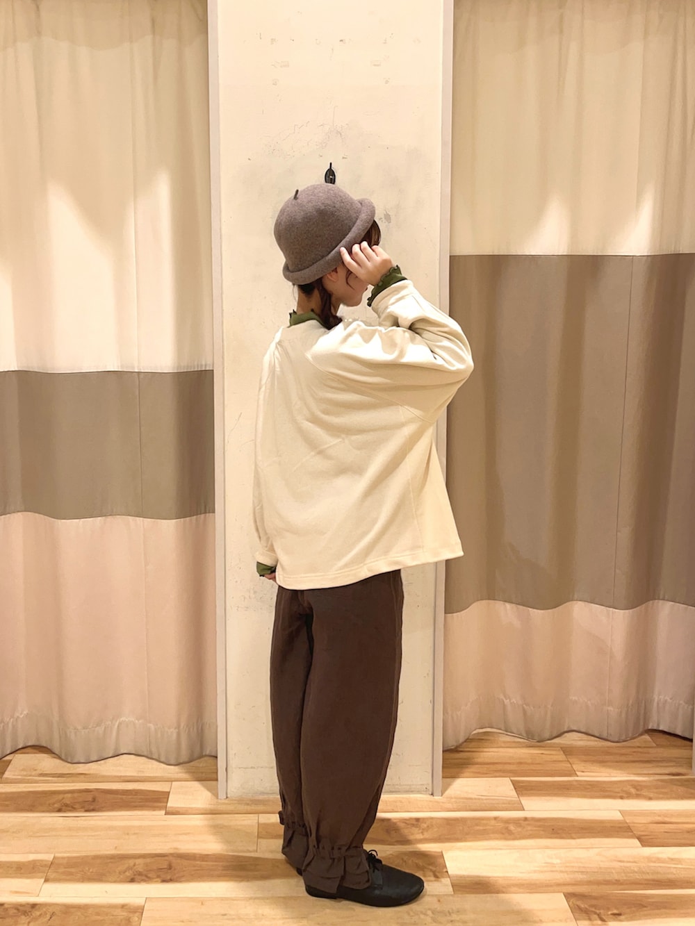 グレー系のその他パンツ、ベージュ系のスウェット、グリーン系のTシャツ/カットソーを着用したレディースの秋コーディネートの2枚目の写真