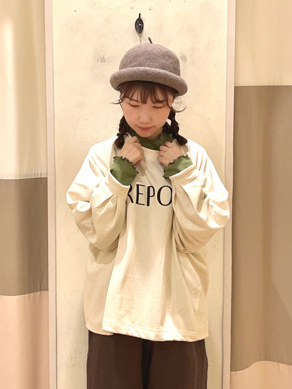 グレー系のその他パンツ、ベージュ系のスウェット、グリーン系のTシャツ/カットソーを着用したレディースの秋コーディネートの3枚目の写真