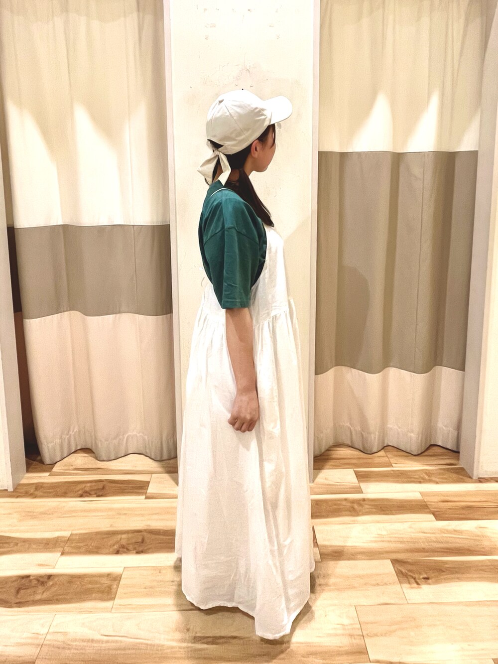 ホワイト系のワンピース、グリーン系のTシャツ/カットソーを着用したレディースの夏コーディネートの2枚目の写真