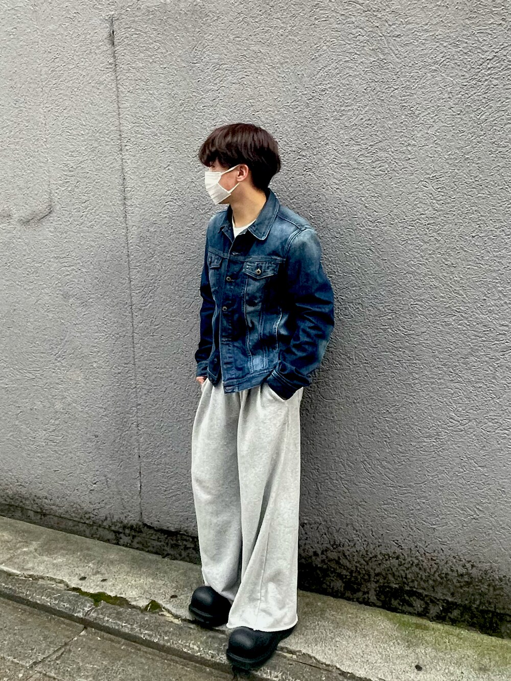 「お洒落さんとつながりたい、低身長コーデ、ゆるコーデ、今日のコーデ、ootd、韓国ファッション、シンプルコーデ、古着MIX、デニムジャケット、スウェットパンツ」｜「DIESELのアイテム（デニムジャケット、ブルー系）」を使った、fuutoさん（メンズ・165cm）の春コーディネートの2枚目の写真