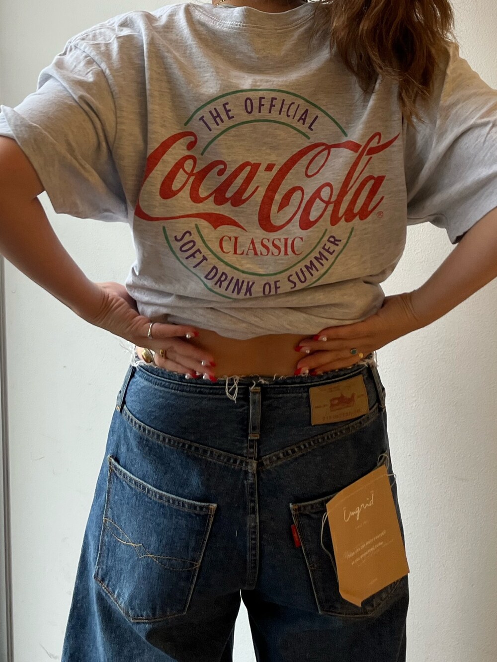 「Tシャツ、グレーコーデ、デニム、カジュアルコーデ、カジュアル、サングラス、夏コーデ、コンバース、リメイク、リメイクジーンズ、別注、ワンポイント」｜「CONVERSEのCONVERSE ALL STAR BURNTCOLORS HI（スニーカー、オレンジ系）」を使った、鈴木未唯さん（レディース・154cm）の夏コーディネートの4枚目の写真