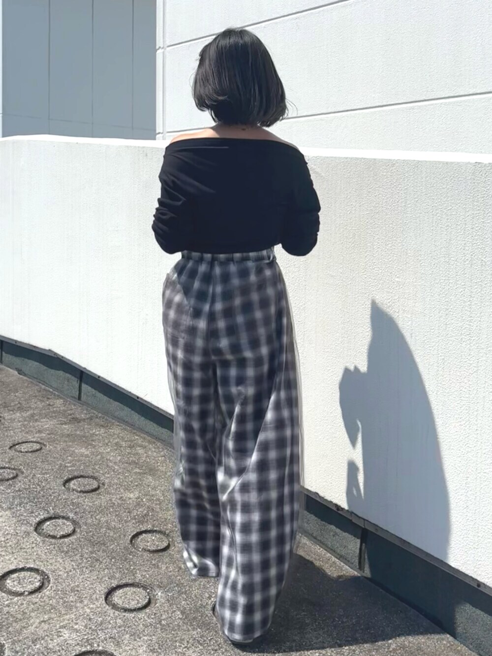 その他のその他パンツ、ブラック系のTシャツ/カットソーを着用したレディースの夏コーディネートの3枚目の写真