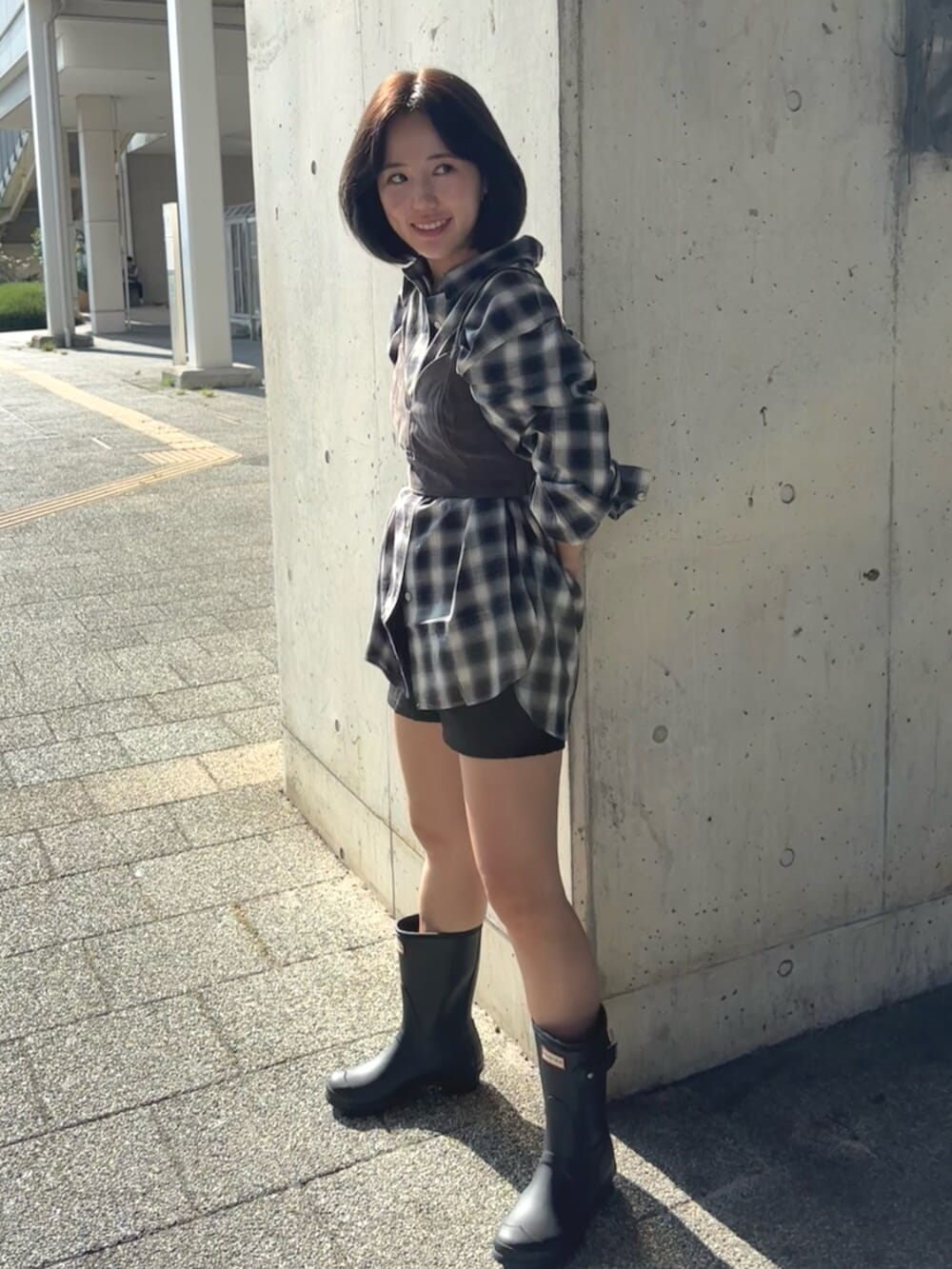 その他のシャツ/ブラウス、グレー系のキャミソールを着用したレディースの夏コーディネートの2枚目の写真