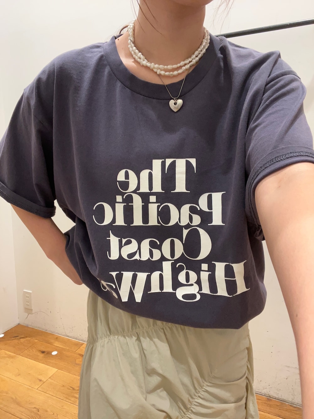 ブルー系のTシャツ/カットソー、ホワイト系のスカート、ホワイト系のサンダルを着用したレディースの夏コーディネートの6枚目の写真