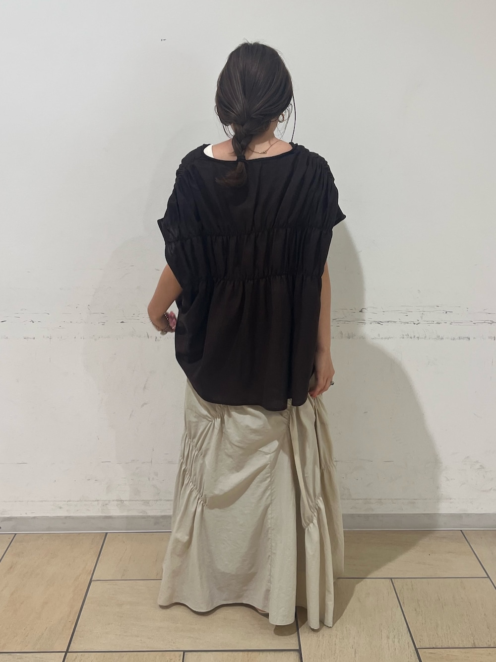 ホワイト系のシャツ/ブラウス、ホワイト系のスカートを着用したレディースの夏コーディネートの4枚目の写真