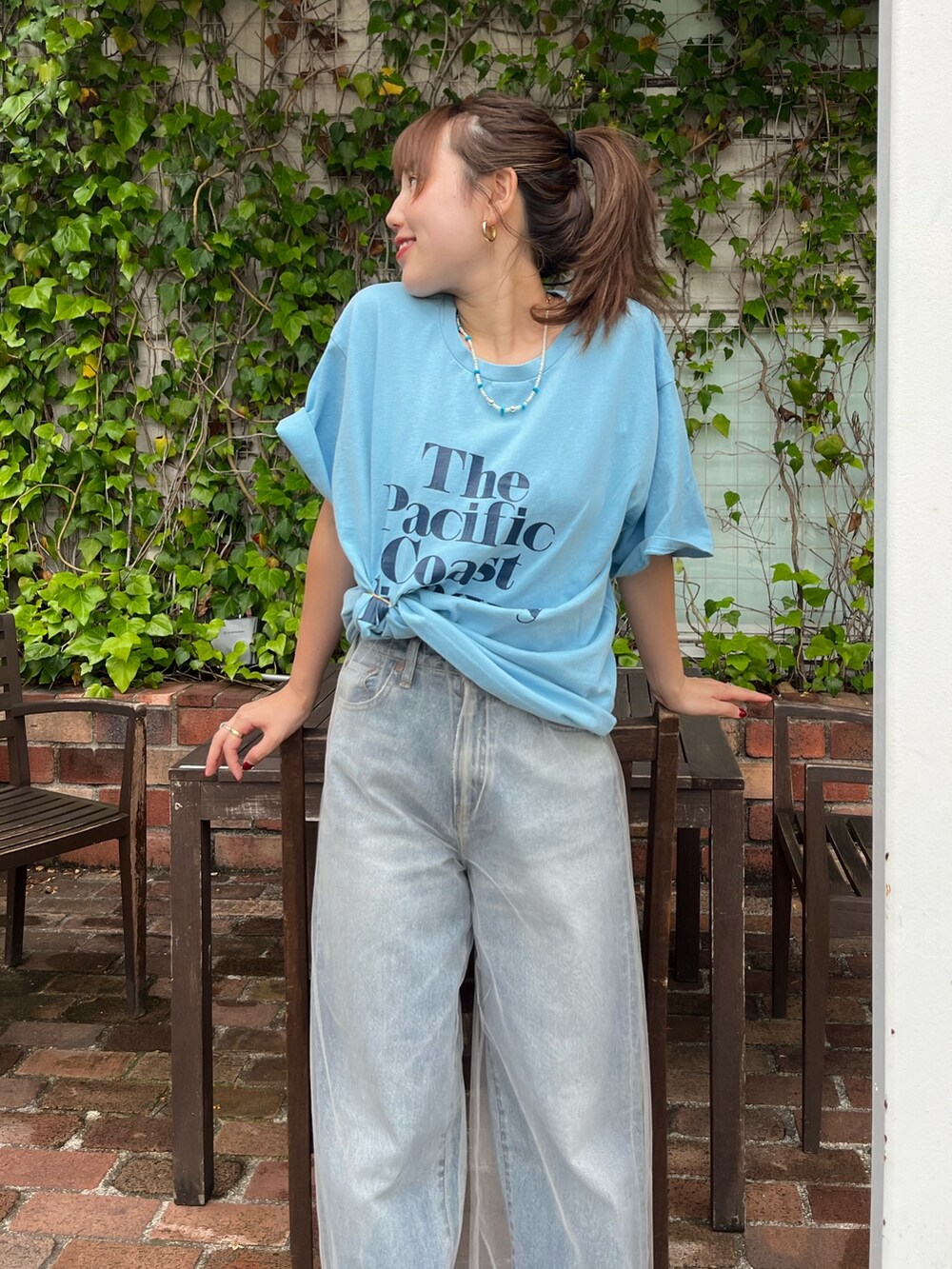 ブルー系のTシャツ/カットソー、ブルー系のデニムパンツを着用したレディースの夏コーディネートの3枚目の写真