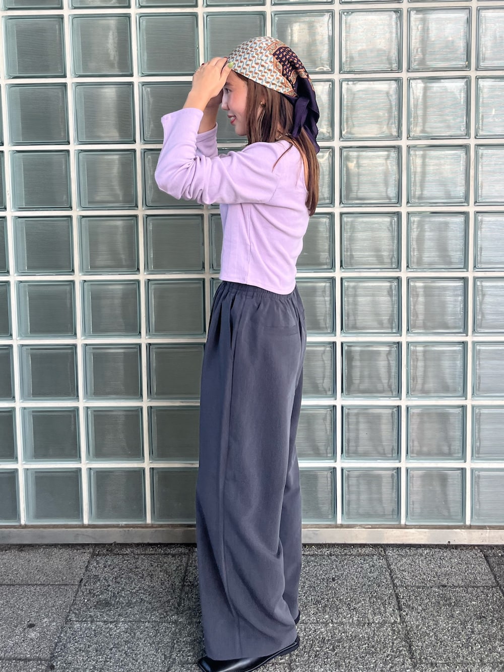 パープル系のTシャツ/カットソー、グレー系のその他パンツ、レッド系のローファーを着用したレディースの秋コーディネートの2枚目の写真