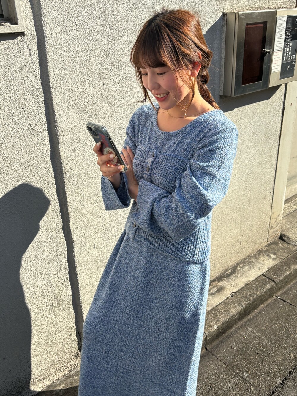 ブルー系のワンピースを着用したレディースの冬コーディネートの4枚目の写真