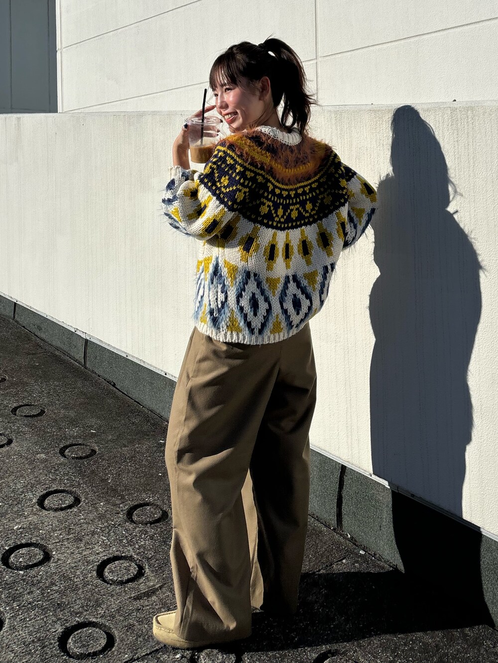 ホワイト系のニット/セーター、ベージュ系のその他パンツを着用したレディースの冬コーディネートの4枚目の写真