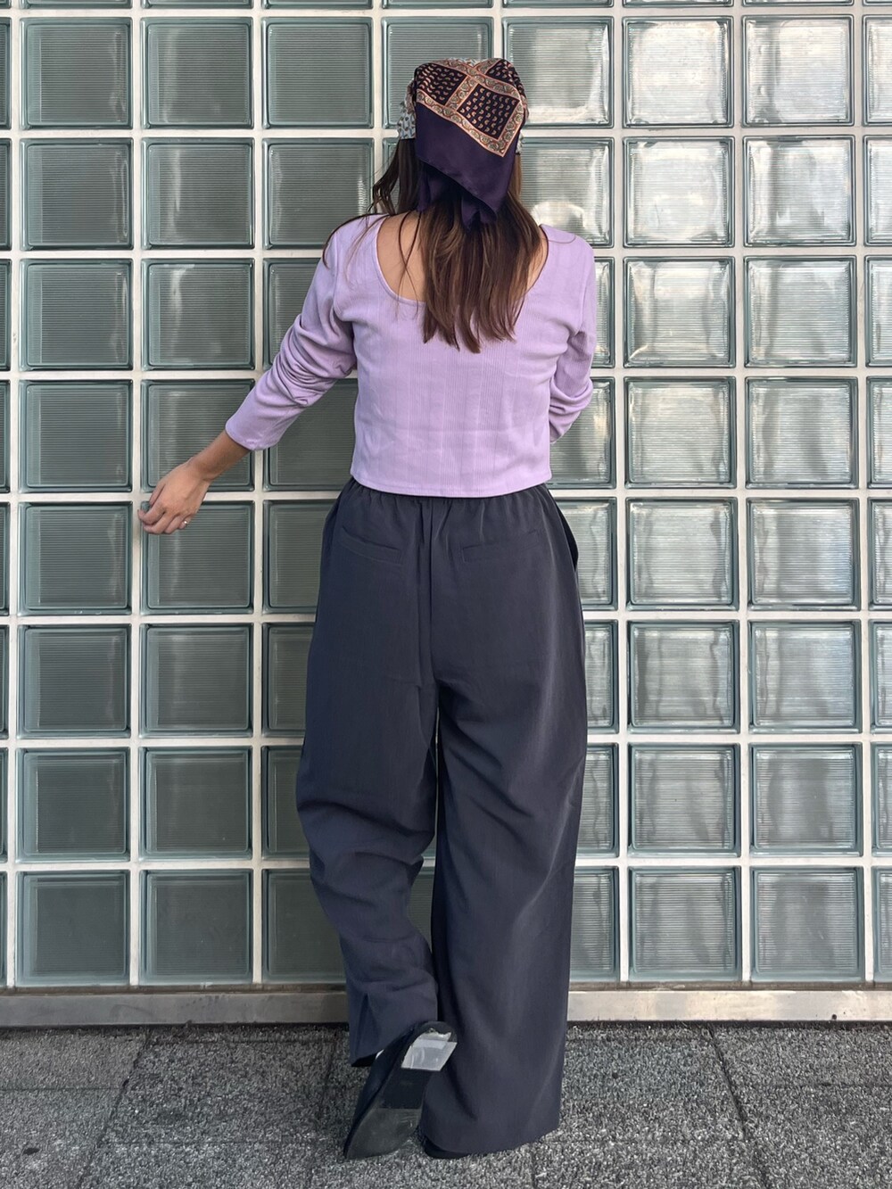 パープル系のTシャツ/カットソー、グレー系のその他パンツ、レッド系のローファーを着用したレディースの秋コーディネートの3枚目の写真