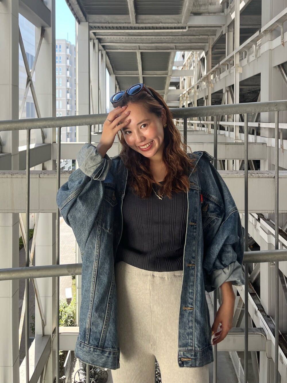 グレー系のその他パンツ、ブルー系のデニムジャケット、ブラウン系のブーツを着用したレディースの夏コーディネートの2枚目の写真