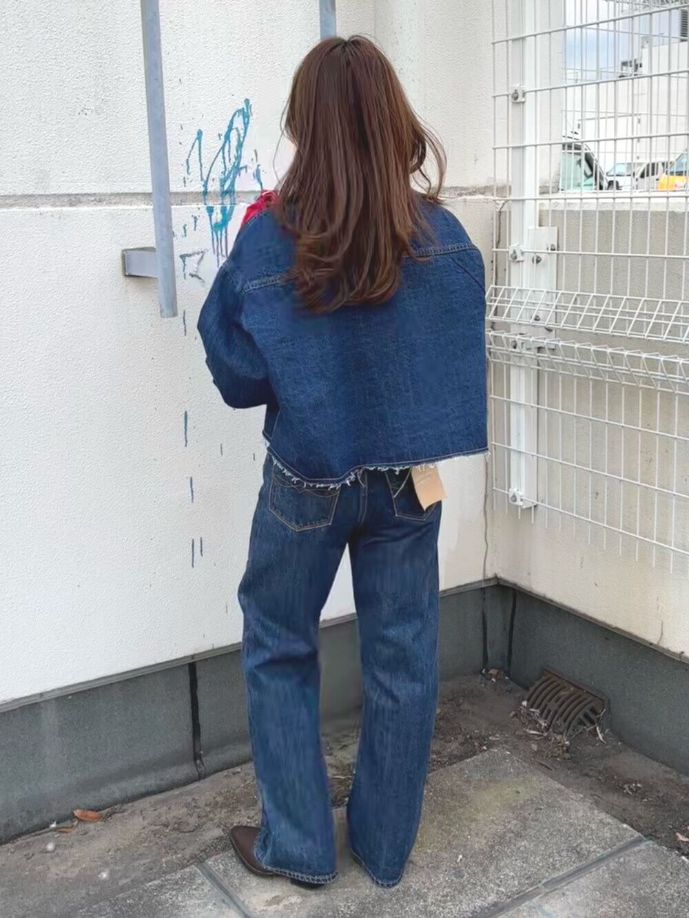 ブルー系のデニムパンツ、ブラウン系のブーツ、ブルー系のシャツ/ブラウスを着用したレディースの冬コーディネートの4枚目の写真