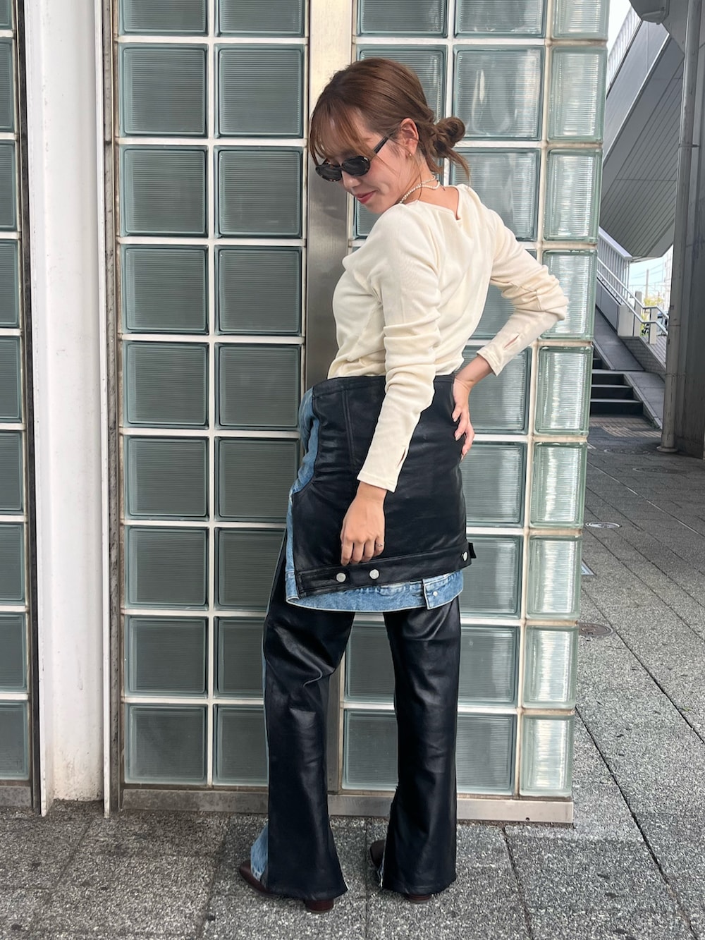 ブラウン系のブーツ、ブルー系のデニムパンツ、ブルー系のデニムジャケットを着用したレディースの夏コーディネートの3枚目の写真