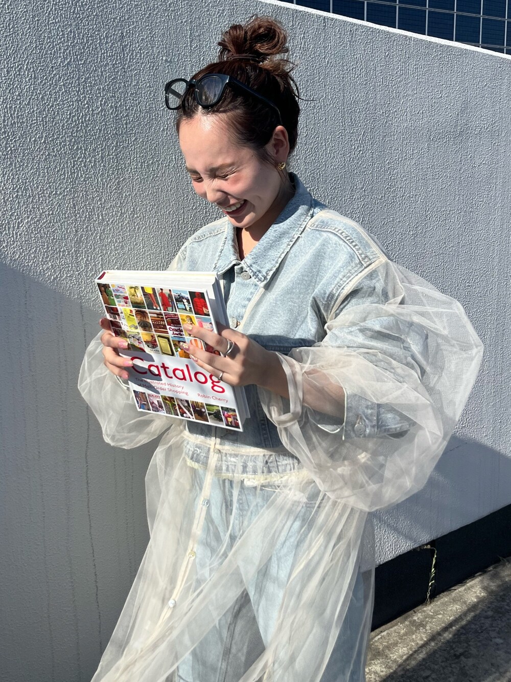 ブルー系のデニムパンツ、ベージュ系のワンピース、ブルー系のデニムジャケットを着用したレディースの夏コーディネートの2枚目の写真