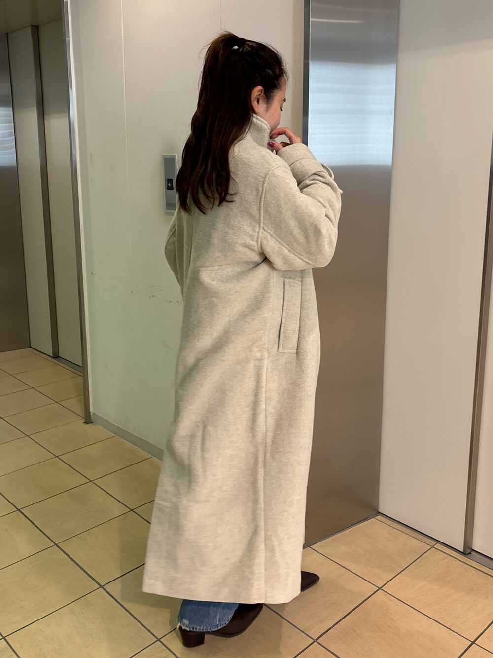 「アウター、ブーツ、デートコーデ、クリスマスに着たい服、ロングコート、カジュアルコーデ、休日スタイル」｜「Ungridのスタンドカラールーズコート（その他アウター、ホワイト系）」を使った、鈴木未唯さん（レディース・154cm）の冬コーディネートの4枚目の写真