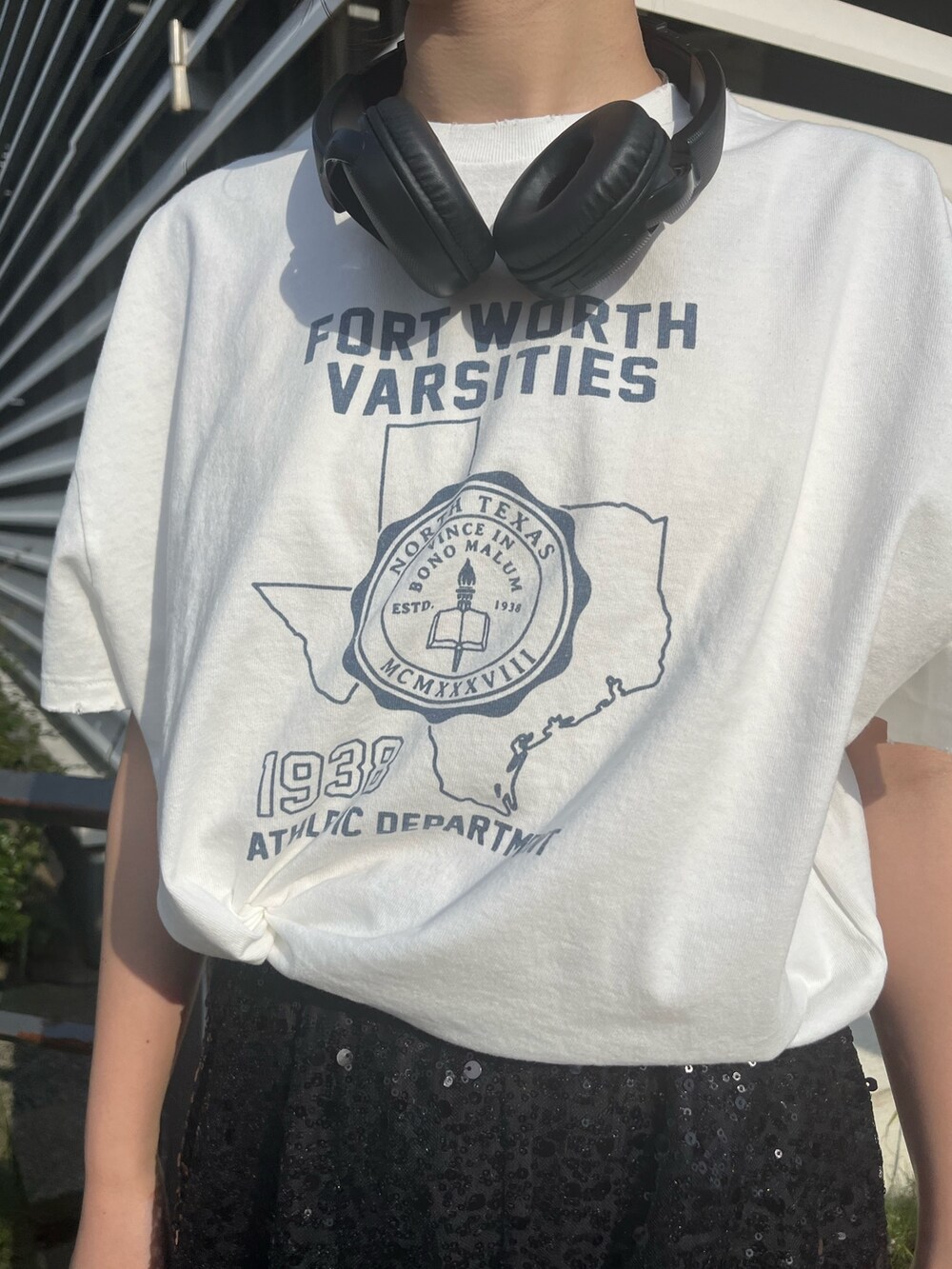 ブラック系のサンダル、ホワイト系のTシャツ/カットソー、ブラック系のその他パンツを着用したレディースの春コーディネートの2枚目の写真