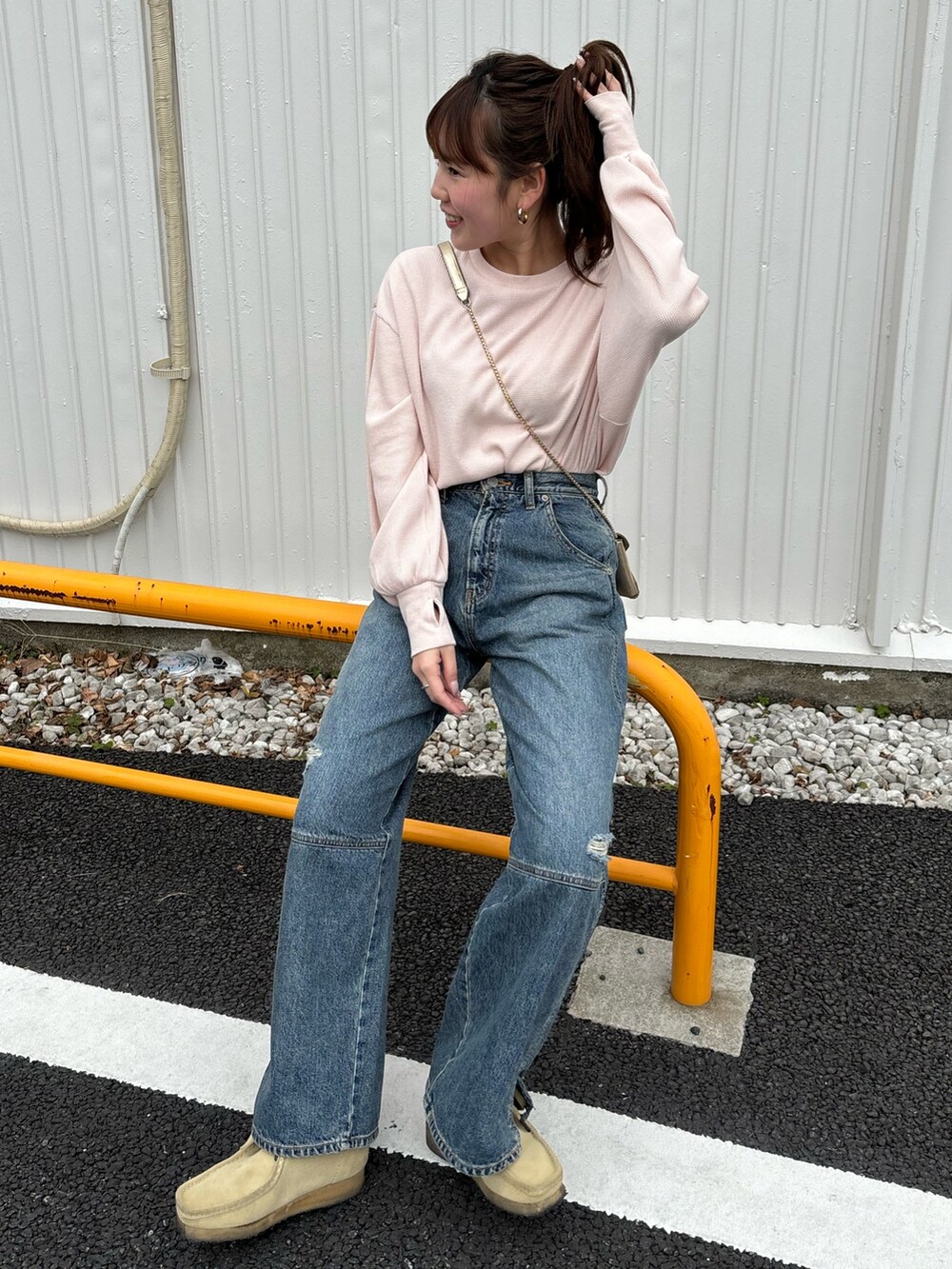 ブルー系のデニムパンツ、ピンク系のTシャツ/カットソーを着用したレディースの冬コーディネートの5枚目の写真