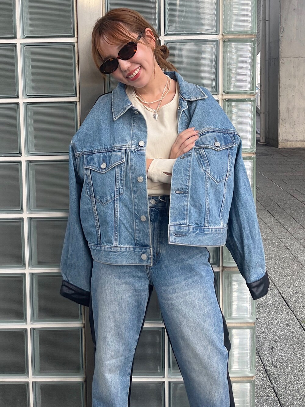 ブラウン系のブーツ、ブルー系のデニムパンツ、ブルー系のデニムジャケットを着用したレディースの夏コーディネートの4枚目の写真