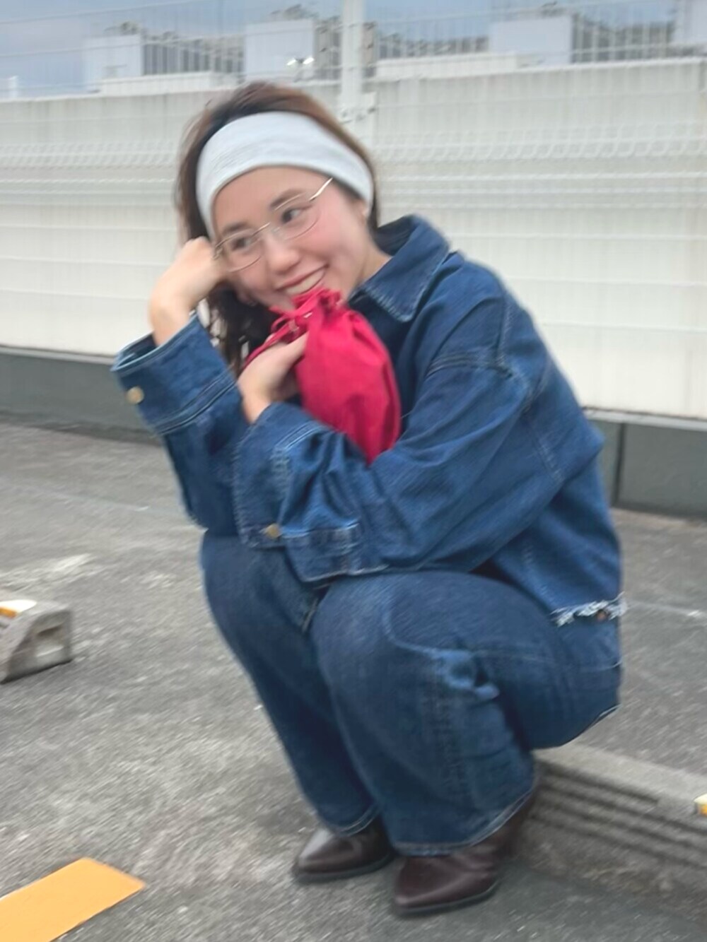 ブルー系のデニムパンツ、ブラウン系のブーツ、ブルー系のシャツ/ブラウスを着用したレディースの冬コーディネートの6枚目の写真