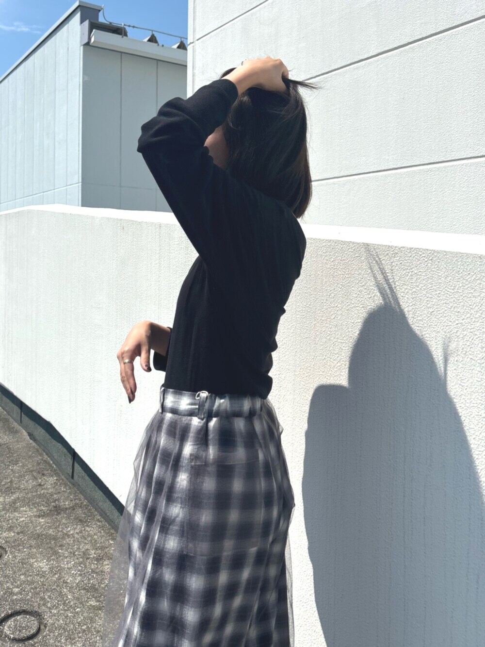 その他のその他パンツ、ブラック系のTシャツ/カットソーを着用したレディースの夏コーディネートの4枚目の写真