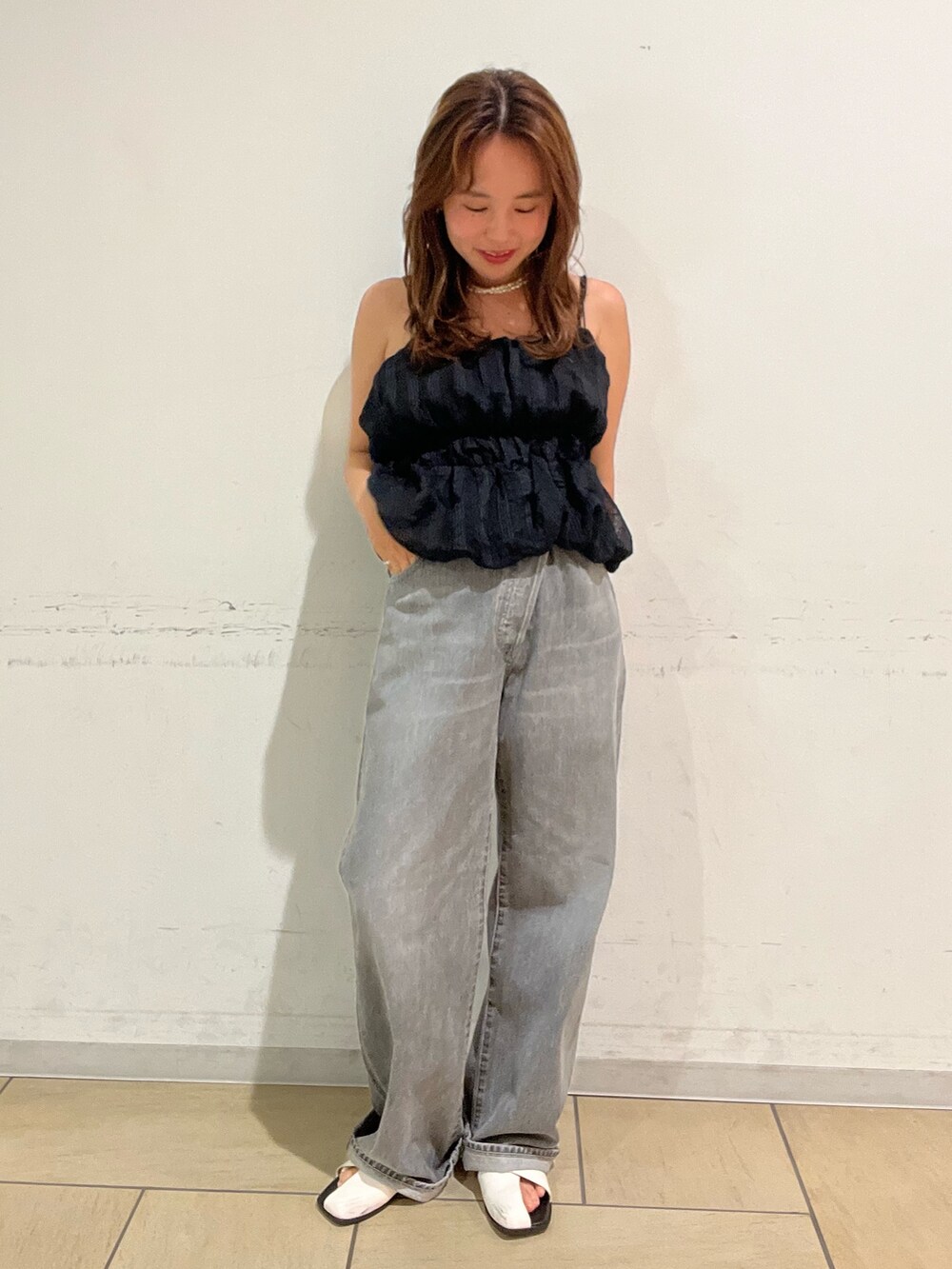 ブラック系のTシャツ/カットソー、ブラック系のデニムパンツを着用したレディースの夏コーディネートの2枚目の写真