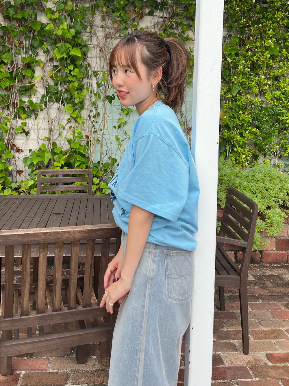 ブルー系のTシャツ/カットソー、ブルー系のデニムパンツを着用したレディースの夏コーディネートの2枚目の写真