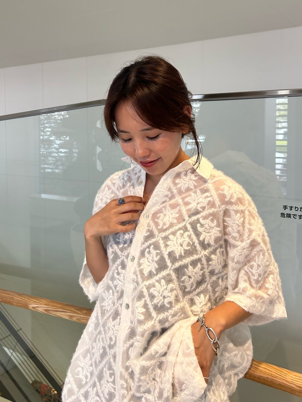 ブルー系のデニムパンツ、ホワイト系のシャツ/ブラウスを着用したレディースの夏コーディネートの4枚目の写真