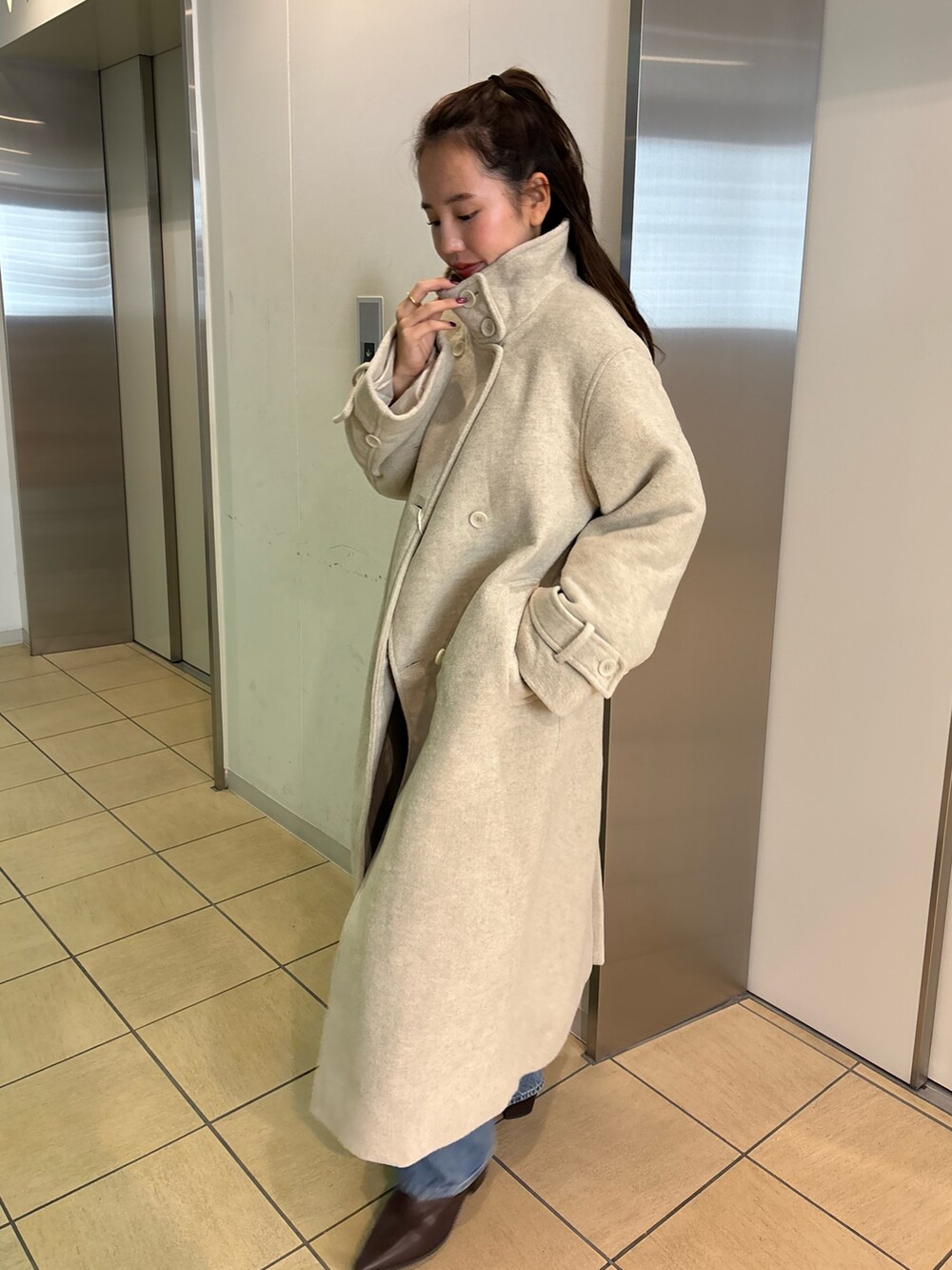 「アウター、ブーツ、デートコーデ、クリスマスに着たい服、ロングコート、カジュアルコーデ、休日スタイル」｜「Ungridのスタンドカラールーズコート（その他アウター、ホワイト系）」を使った、鈴木未唯さん（レディース・154cm）の冬コーディネートの3枚目の写真
