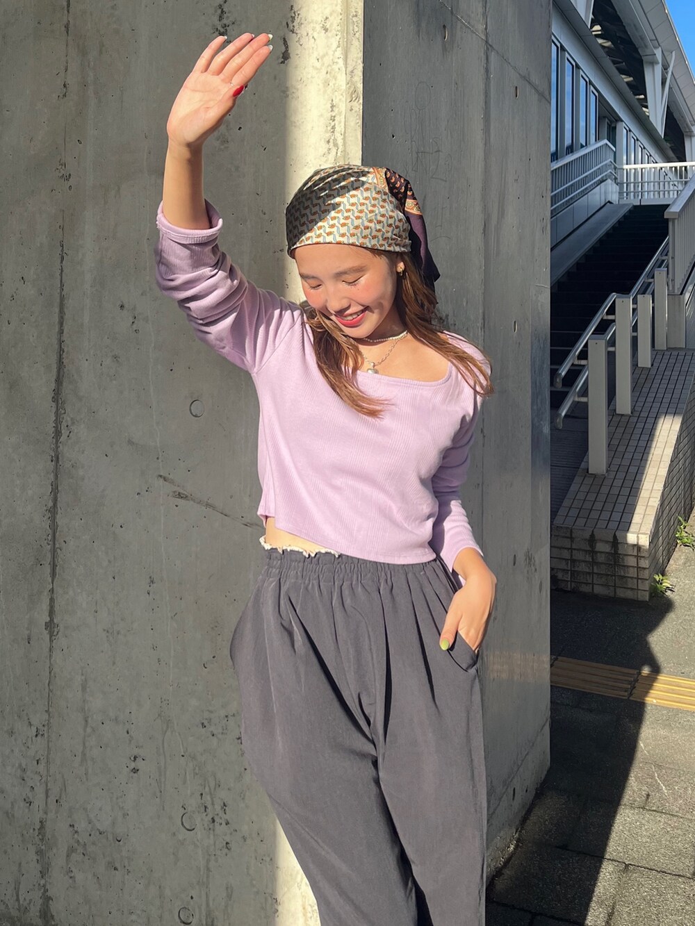 パープル系のTシャツ/カットソー、グレー系のその他パンツ、レッド系のローファーを着用したレディースの秋コーディネートの4枚目の写真