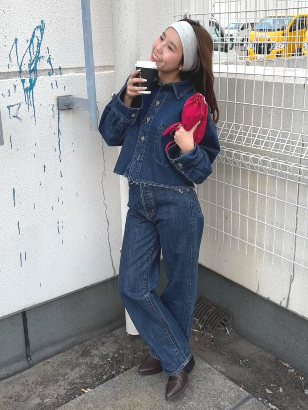 ブルー系のデニムパンツ、ブラウン系のブーツ、ブルー系のシャツ/ブラウスを着用したレディースの冬コーディネートの2枚目の写真