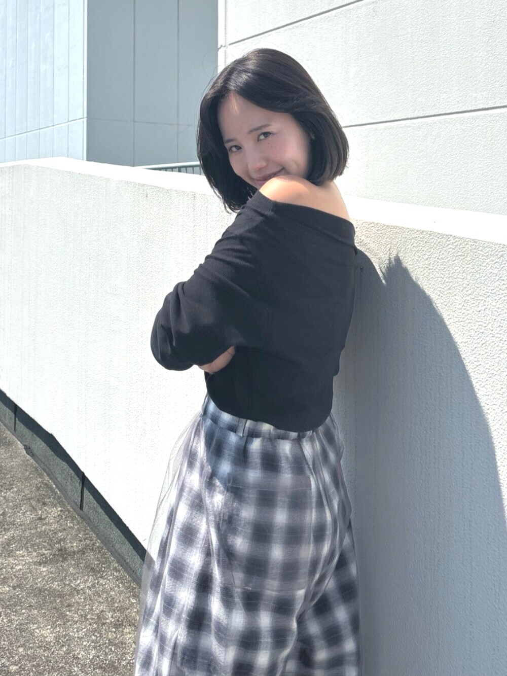 その他のその他パンツ、ブラック系のTシャツ/カットソーを着用したレディースの夏コーディネートの5枚目の写真