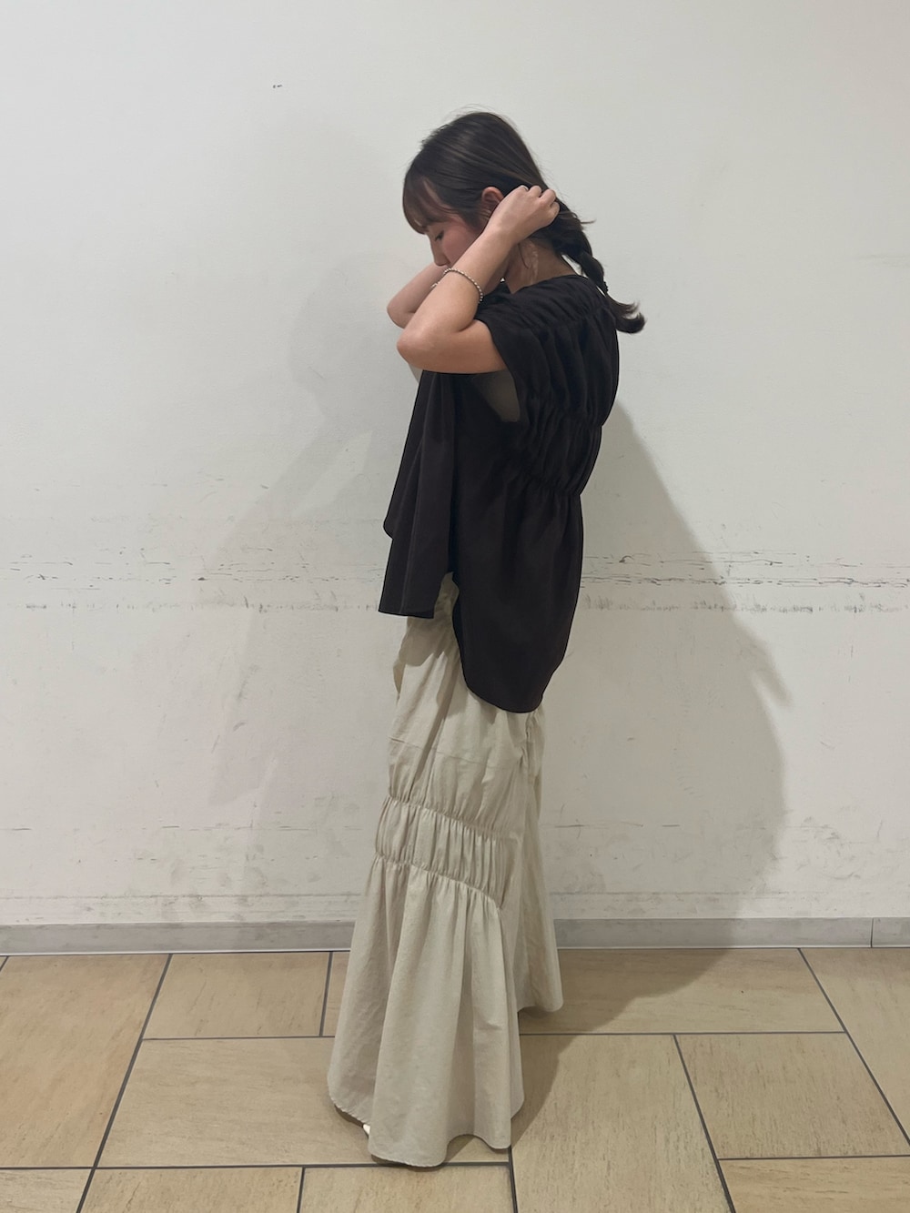 ホワイト系のシャツ/ブラウス、ホワイト系のスカートを着用したレディースの夏コーディネートの3枚目の写真