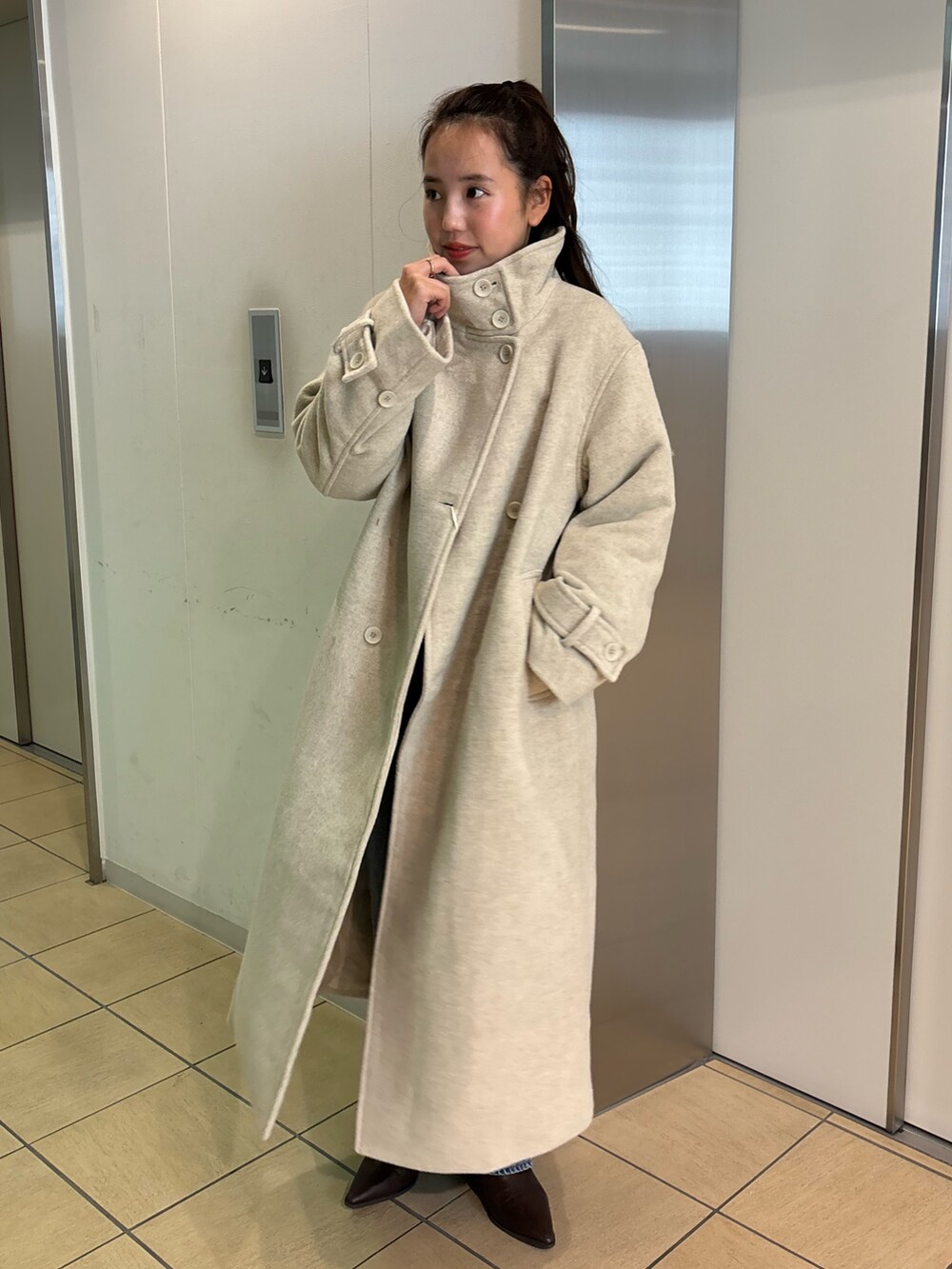 「アウター、ブーツ、デートコーデ、クリスマスに着たい服、ロングコート、カジュアルコーデ、休日スタイル」｜「Ungridのスタンドカラールーズコート（その他アウター、ホワイト系）」を使った、鈴木未唯さん（レディース・154cm）の冬コーディネートの2枚目の写真