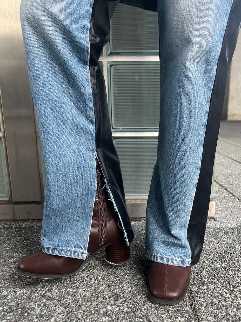 ブラウン系のブーツ、ブルー系のデニムパンツ、ブルー系のデニムジャケットを着用したレディースの夏コーディネートの5枚目の写真